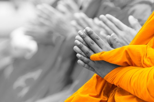 betende Mönche in Tibet, Glasbild Verkauf – Bild 5